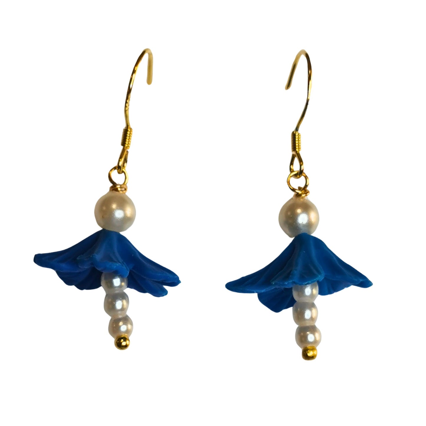Flower shaped earrings with pearls