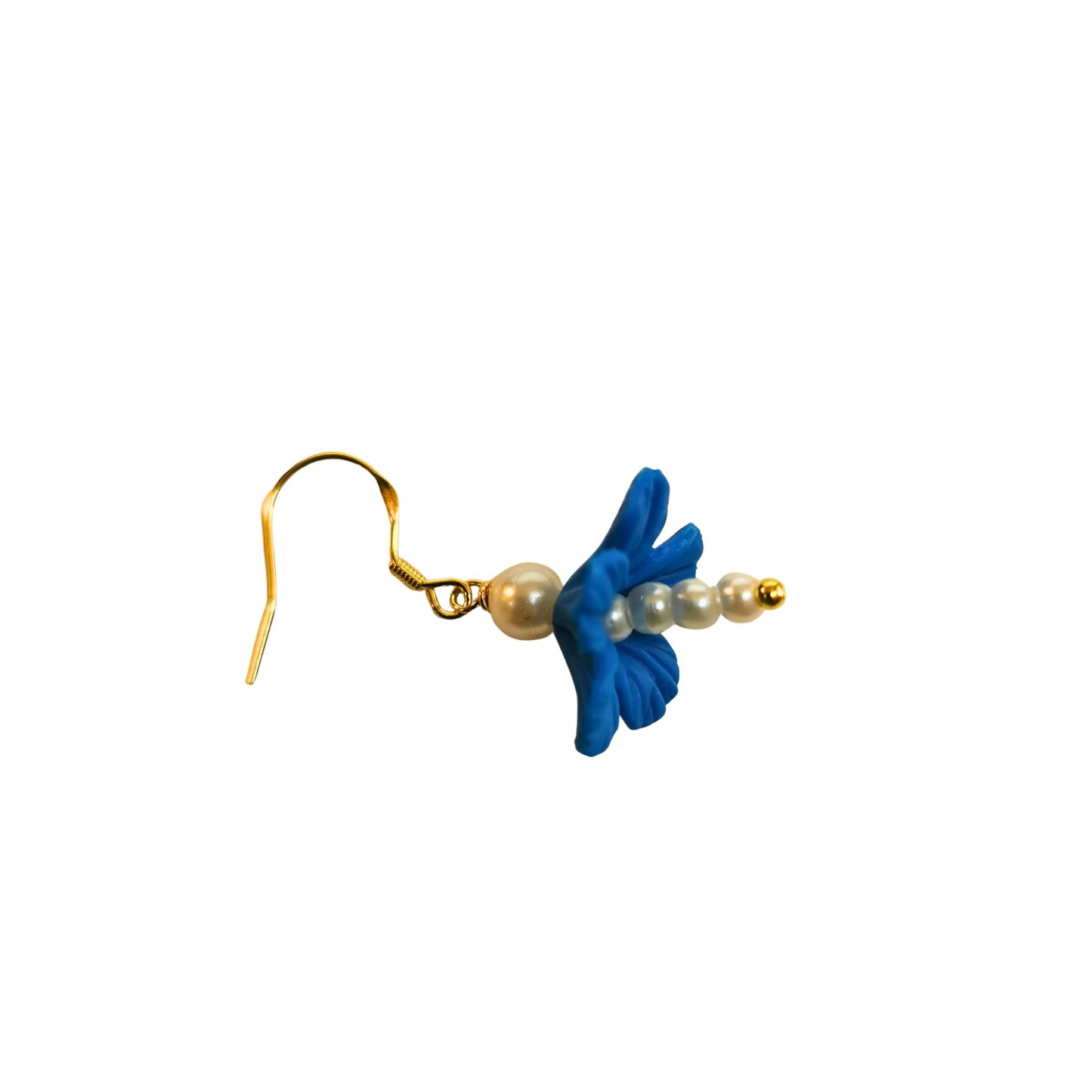 Flower shaped earrings with pearls