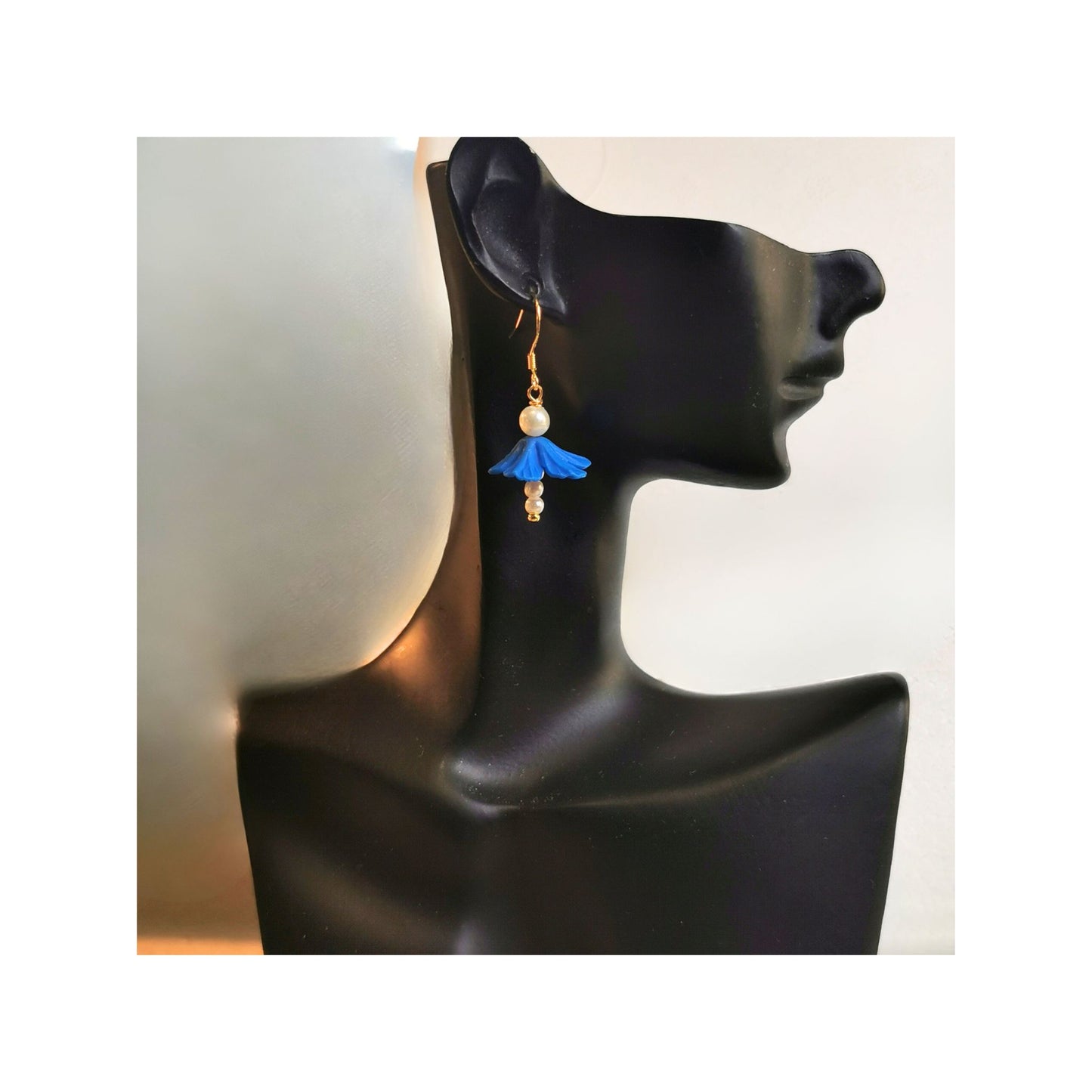Flower shaped earrings with pearls