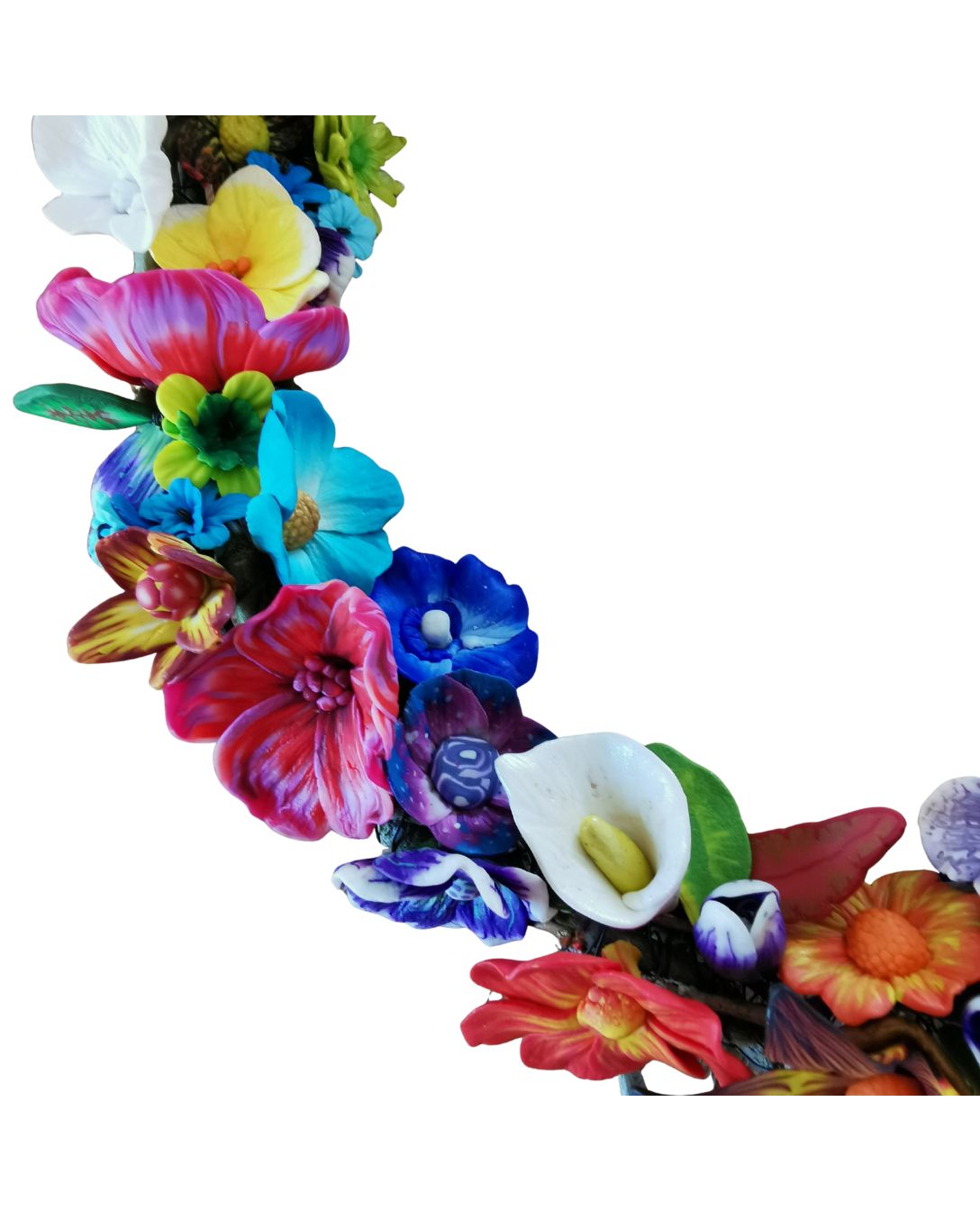Kunstnerisk blomsterkrans i polymerler – håndformet og farverig