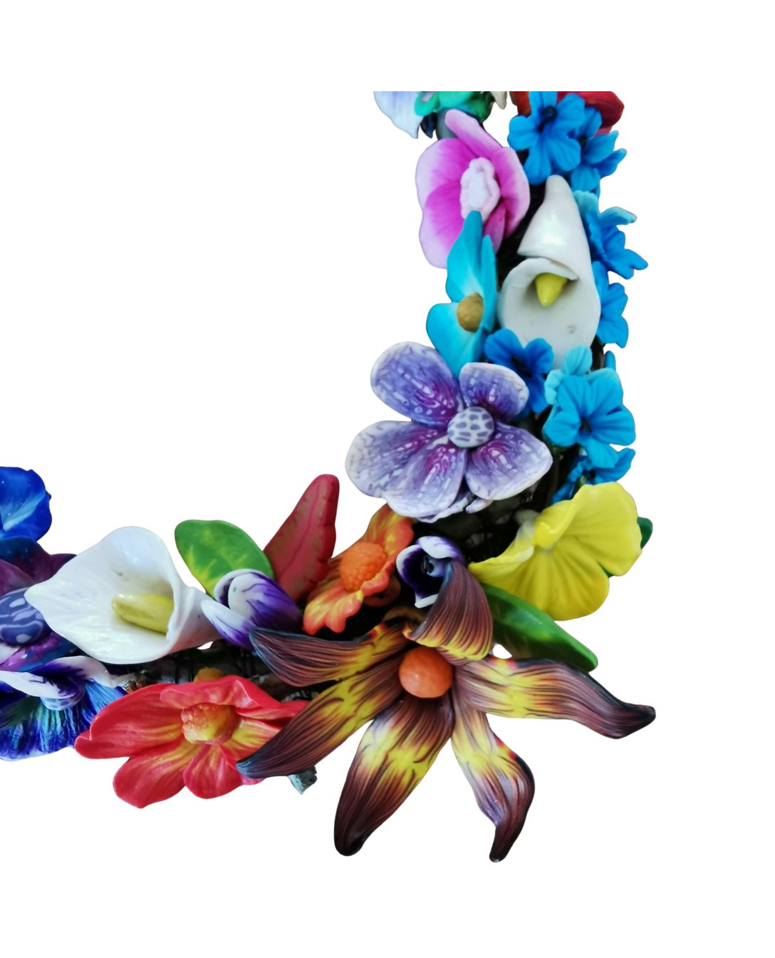Kunstnerisk blomsterkrans i polymerler – håndformet og farverig