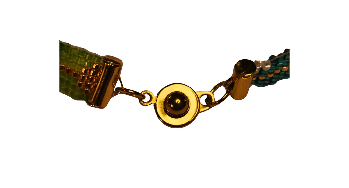 Elegant armbånd i grønne nuancer