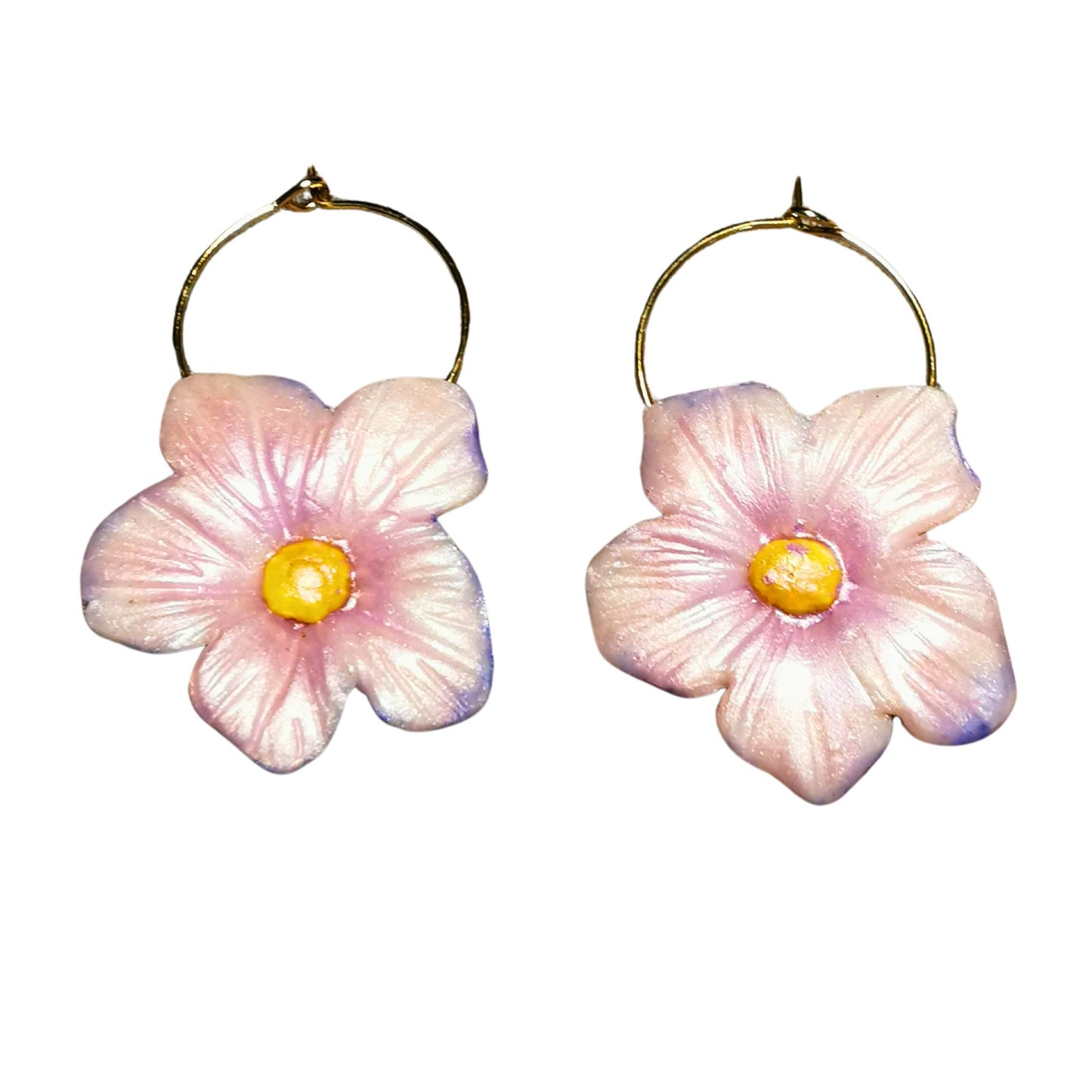 Små creoler med sart lyserødt blomst