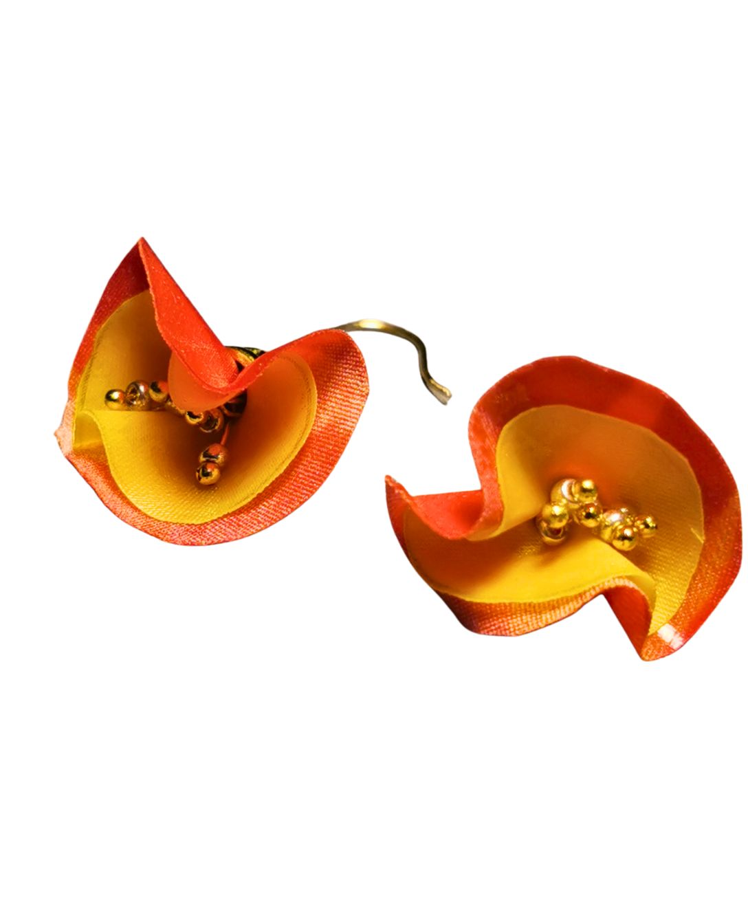 Blomsterinspirerede øreringe i polymeriseret stof