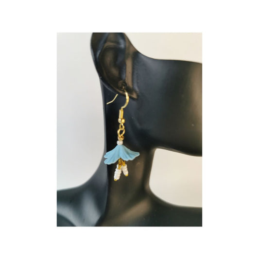 Dangling flower shaped earrings