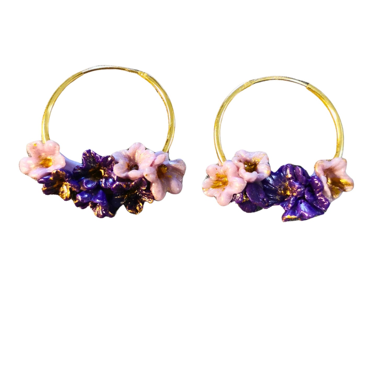 Creoler med blomster i lilla og lyserød,