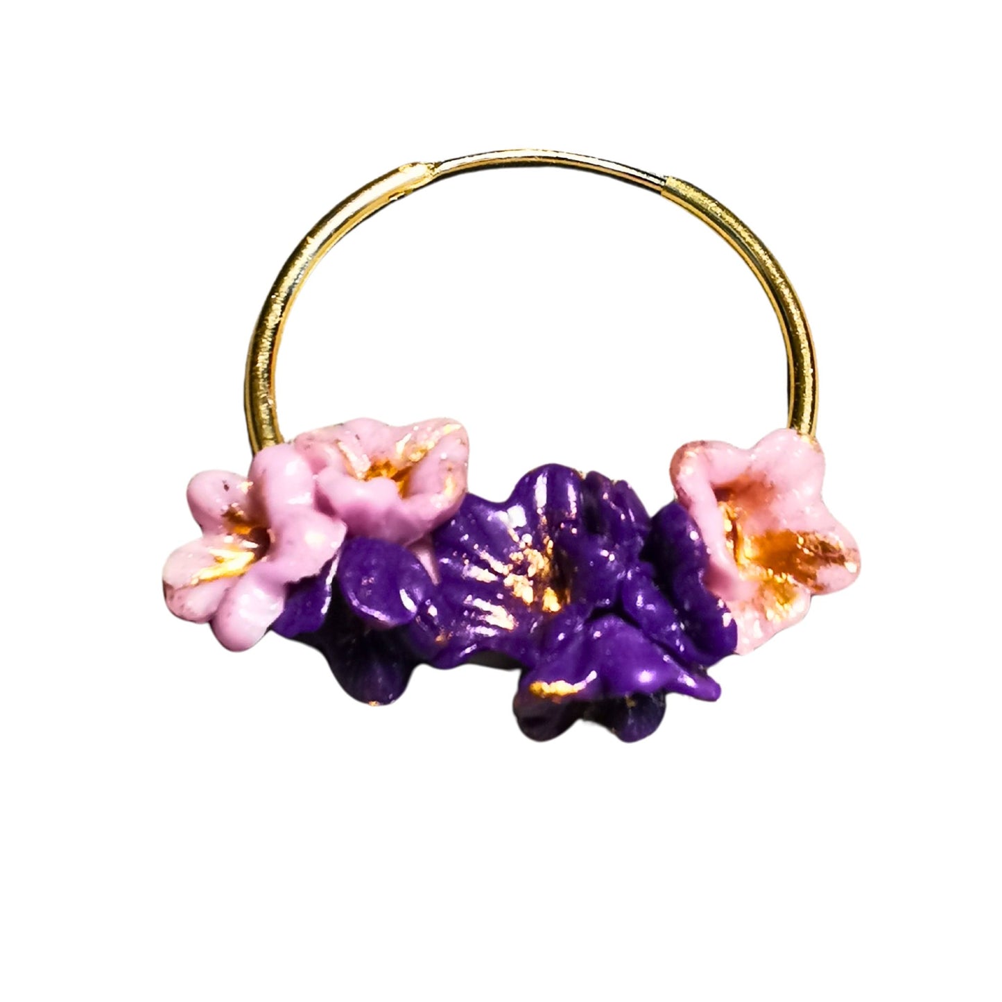 Creoler med blomster i lilla og lyserød,
