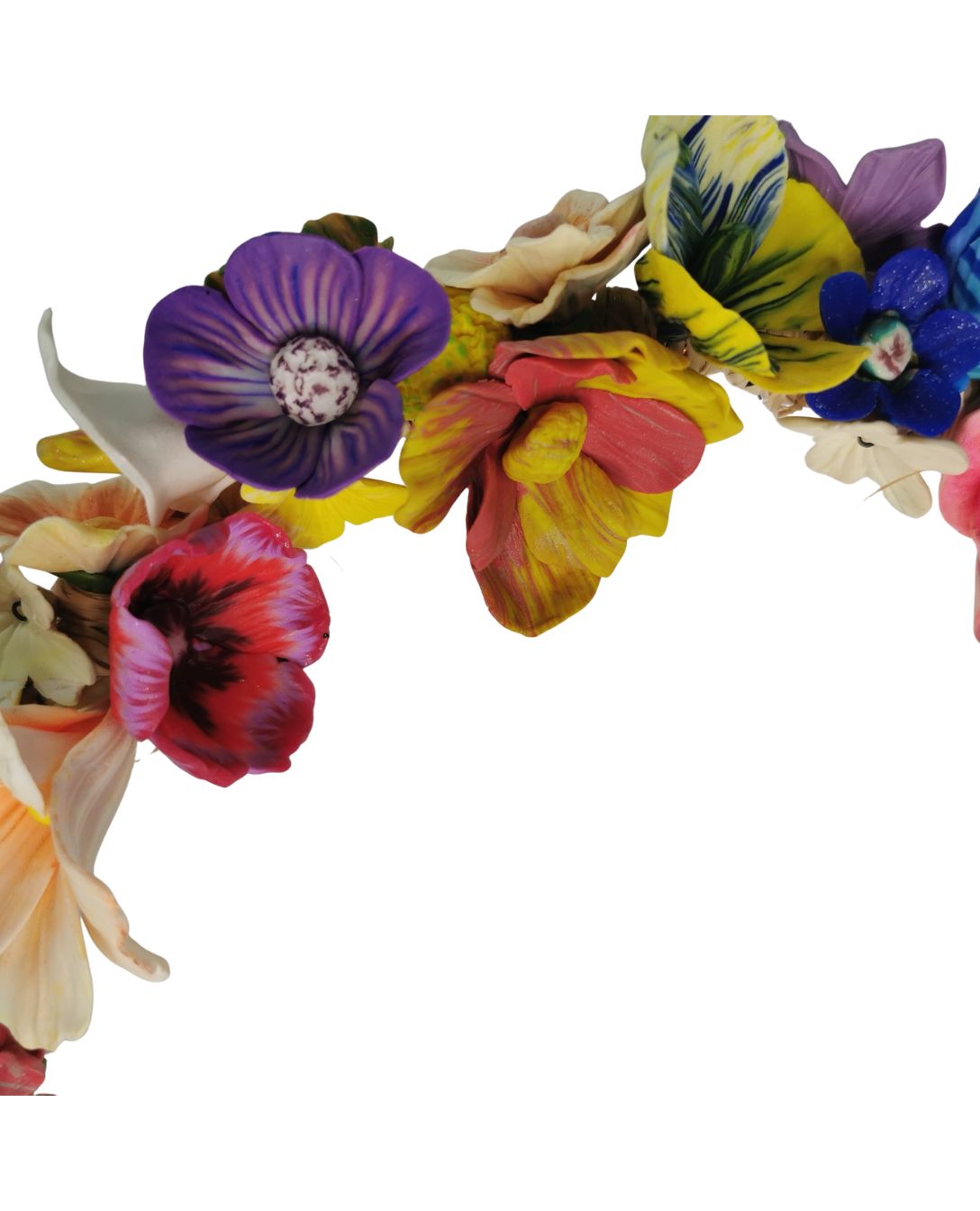 Håndformet blomsterkrans i polymerler – kunstnerisk og unik
